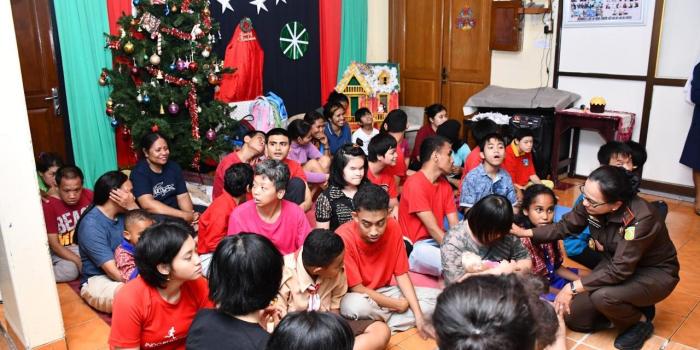 Foto-Foto Peringatan Natal 2024 Kajati Jabar: Bakti Sosial ke Panti Asuhan dan Panti Jompo di Bandung