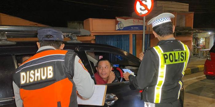 Akhir Pekan, Petugas Gabungan Gelar Razia Taksi Ilegal di Traffic Light Exit Tol Parungkuda Sukabumi