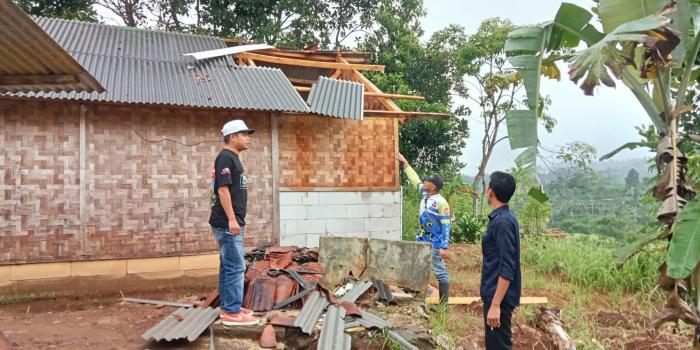 Hujan Deras Disertai Petir dan Angin Kencang Akibatkan Longsor dan Rusak 8 Rumah Warga di Kabandungan Sukabumi