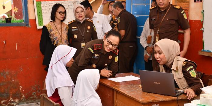 Kerjasama dengan RS Cicendo, Kejati Jabar Gelar Pemeriksaan Mata dan Gigi di SDN 02 Bojong Asih Bandung