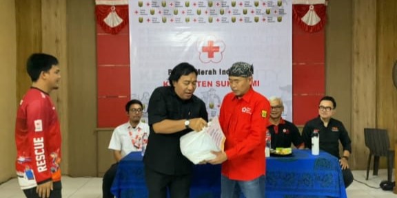 Kunjungi PMI Kabupaten Sukabumi, Komeng dan PASKI Serahkan Bantuan bagi Korban Bencana Alam